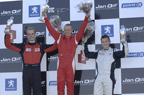 Søren Mosebo (th) blev nummer tre, da han for halvanden uge siden debuterede i Formel Ford. Dengang vandt Kevin Magnussen foran veteran Tommy Nygaard.